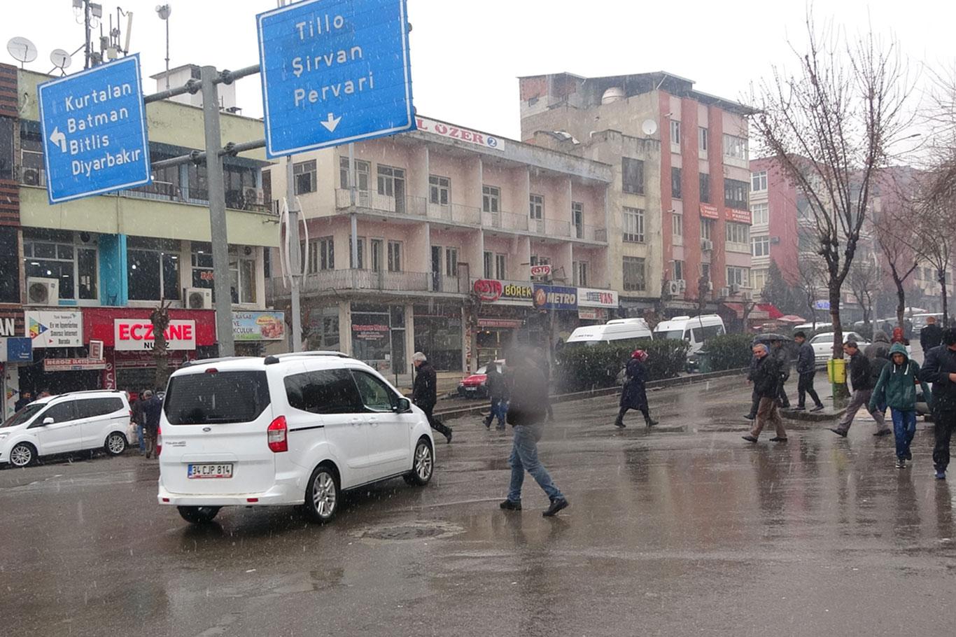 Siirt'te Kısa süreli kar yağışı bile Siirtlileri sevindirdi Siirt'te Kısa süreli kar yağışı bile Siirtlileri sevindirdi